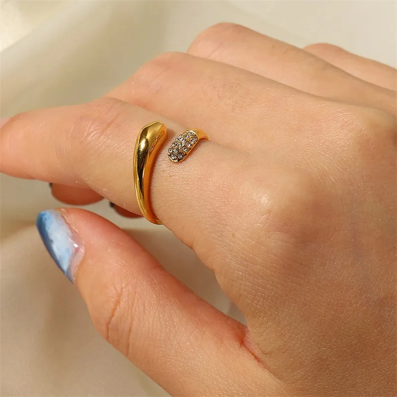 Elegant Curve Ring (Adjustable)